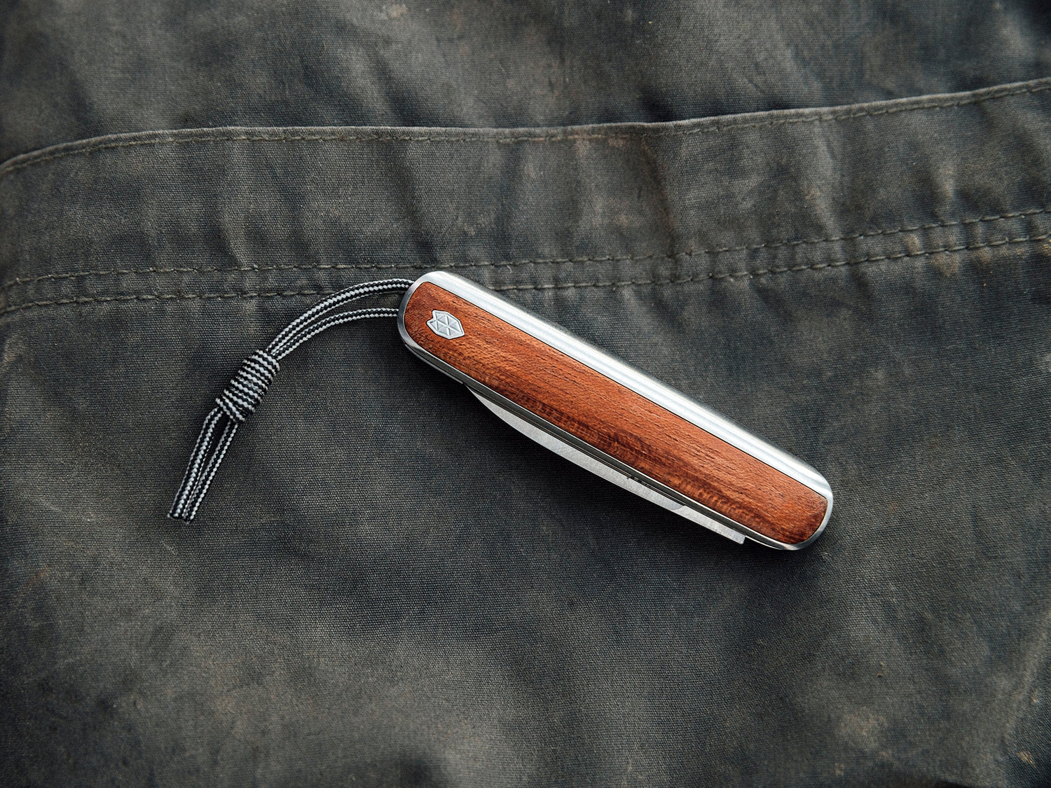 The rosewood Pike classic gentlemen's slip joint folding pocket knife closed. 